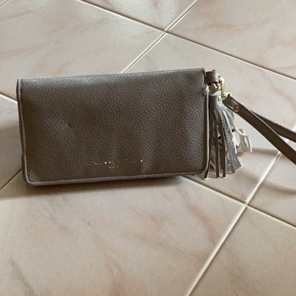 Wristlet/phone case with charger